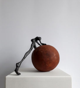 Sabine Schiffer-Nasserie - Sisyphos-Figur, Holz, Keramiplast, Graphit, 2019, 15 x 20 x 15cm