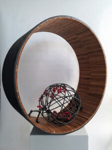 Sabine Schiffer-Nasserie, Resilienz, Holz, Keramiplast, Stahl, Grafit, Acryl und Strukturpaste, 2021 H 80cm x B 80cm x T 32cm